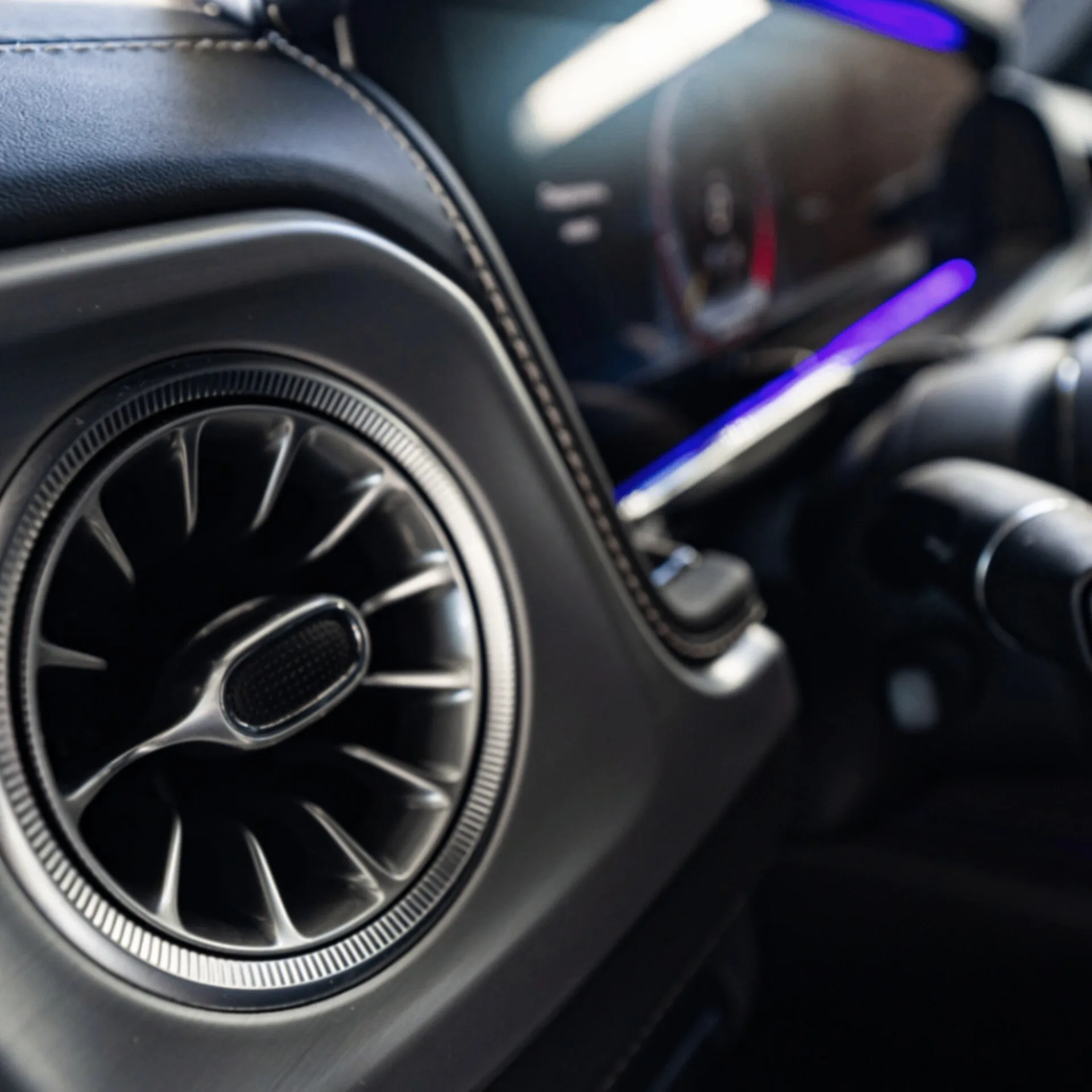 Main d'opérateur Blackmile sur un combiné téléphonique, service réservation et concierge 7j/7