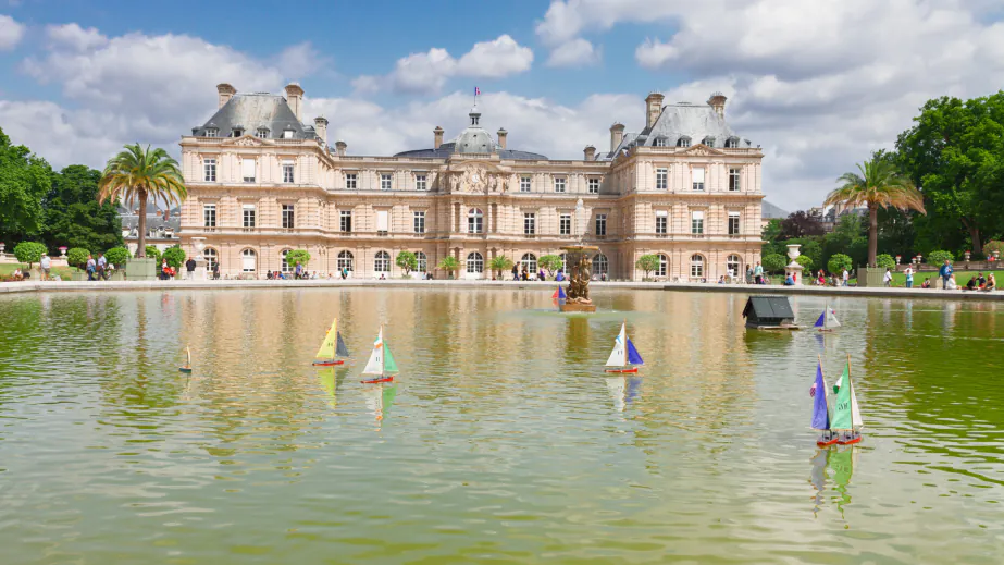 Le grand bassin du jardin du Luxembourg et le palais, avec les petits voiliers