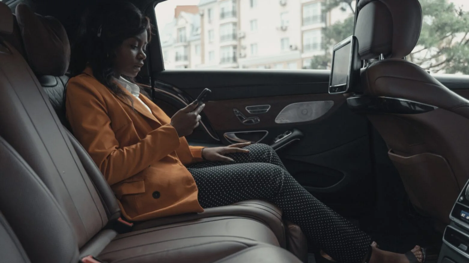 Mercedes Classe S noire devant un hôtel parisien haut de gamme, service VTC corporate Blackmile