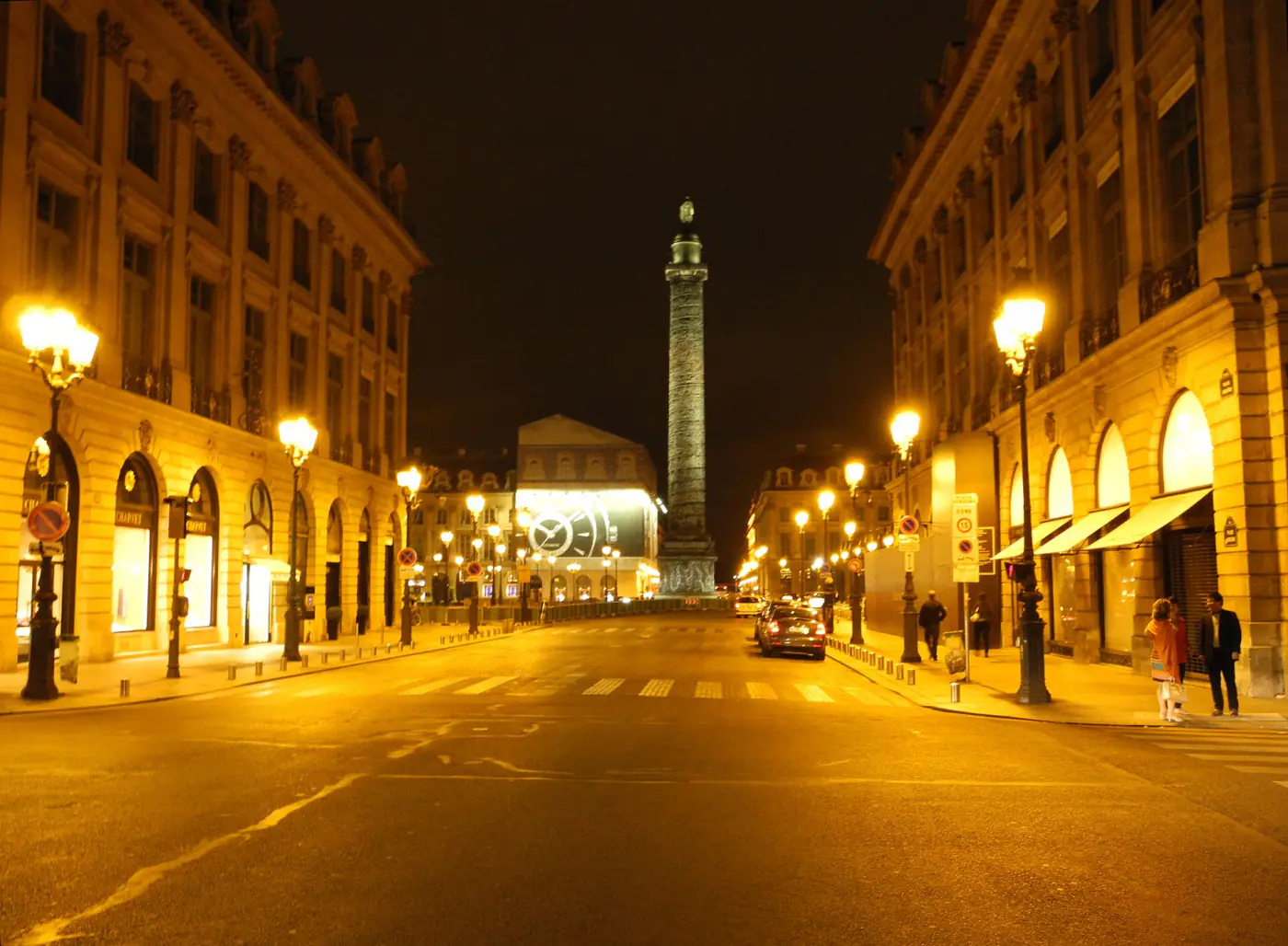 La place Vendôme et sa colonne, éclairées la nuit