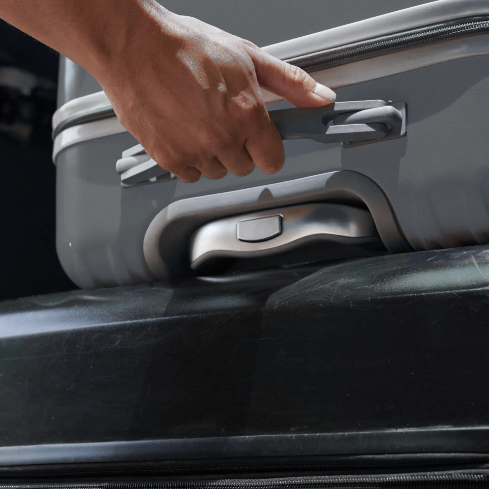 Bagages cabine déposés devant berline noire à l'aéroport — transfert aéroport Blackmile
