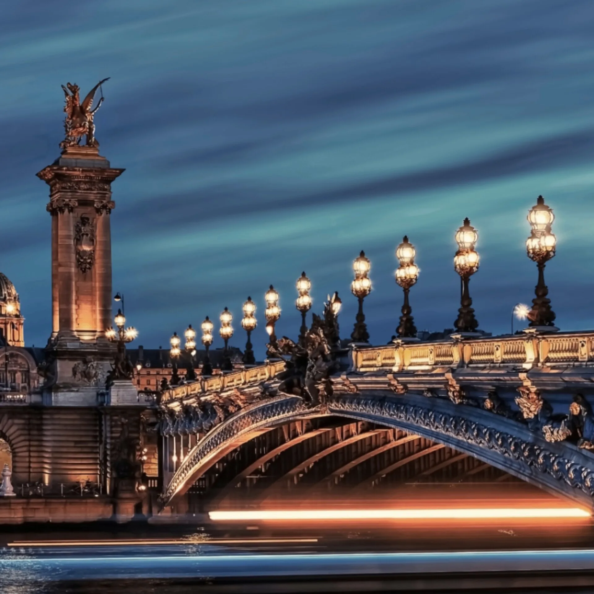 Berline premium stationnée devant un hôtel particulier parisien en soirée — service événementiel