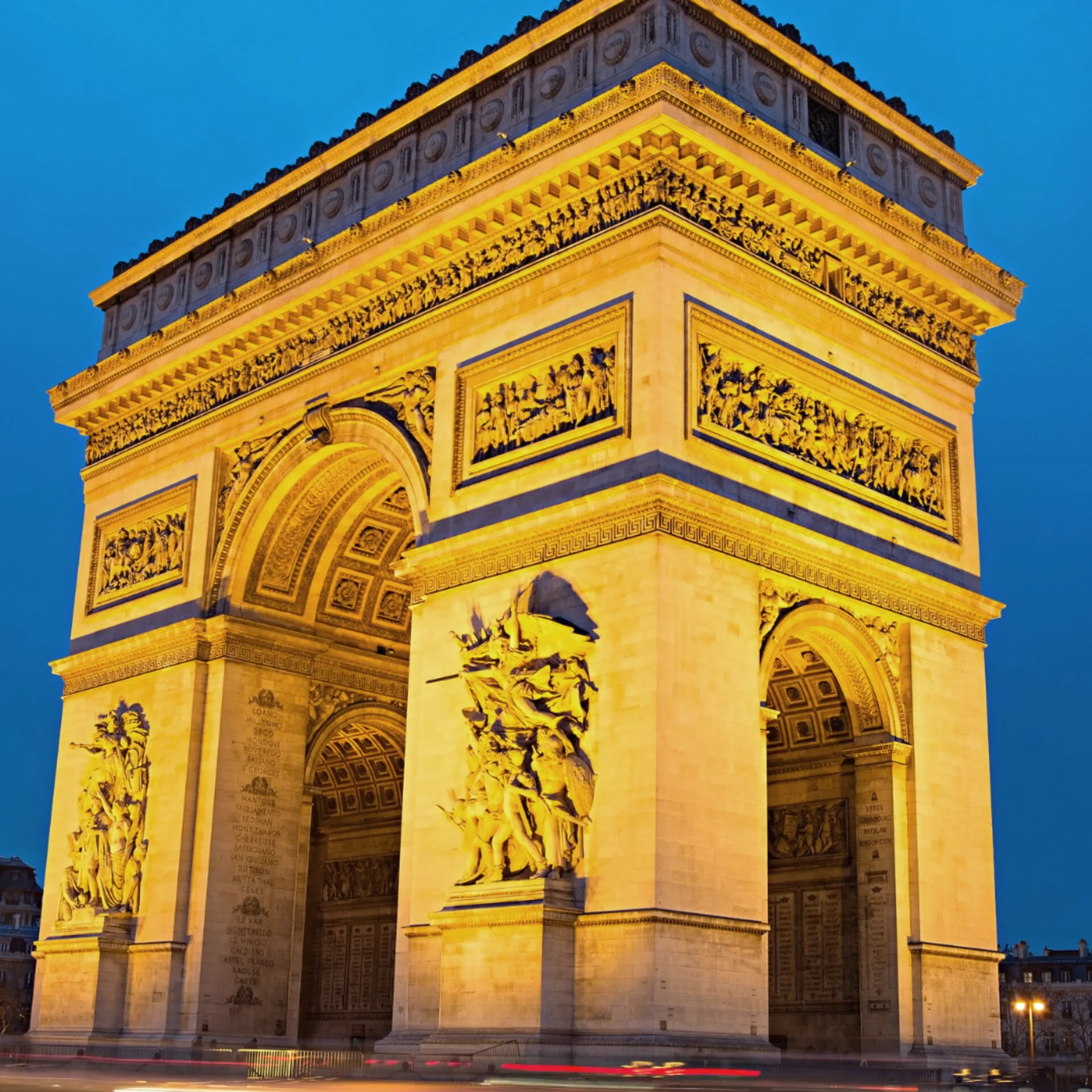 Arc de Triomphe illuminé en heure bleue — trajets longue distance au départ de Paris