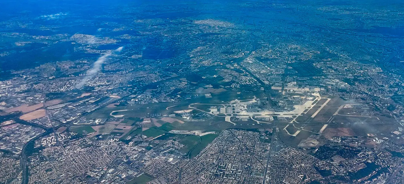 Vue aérienne de l'aéroport Paris-Orly et de ses pistes, au sud de Paris.