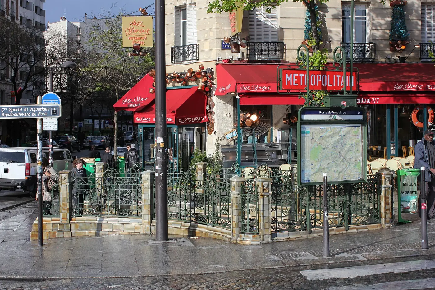 Entrée de la station de métro Porte de Versailles, ligne 12, à Paris.