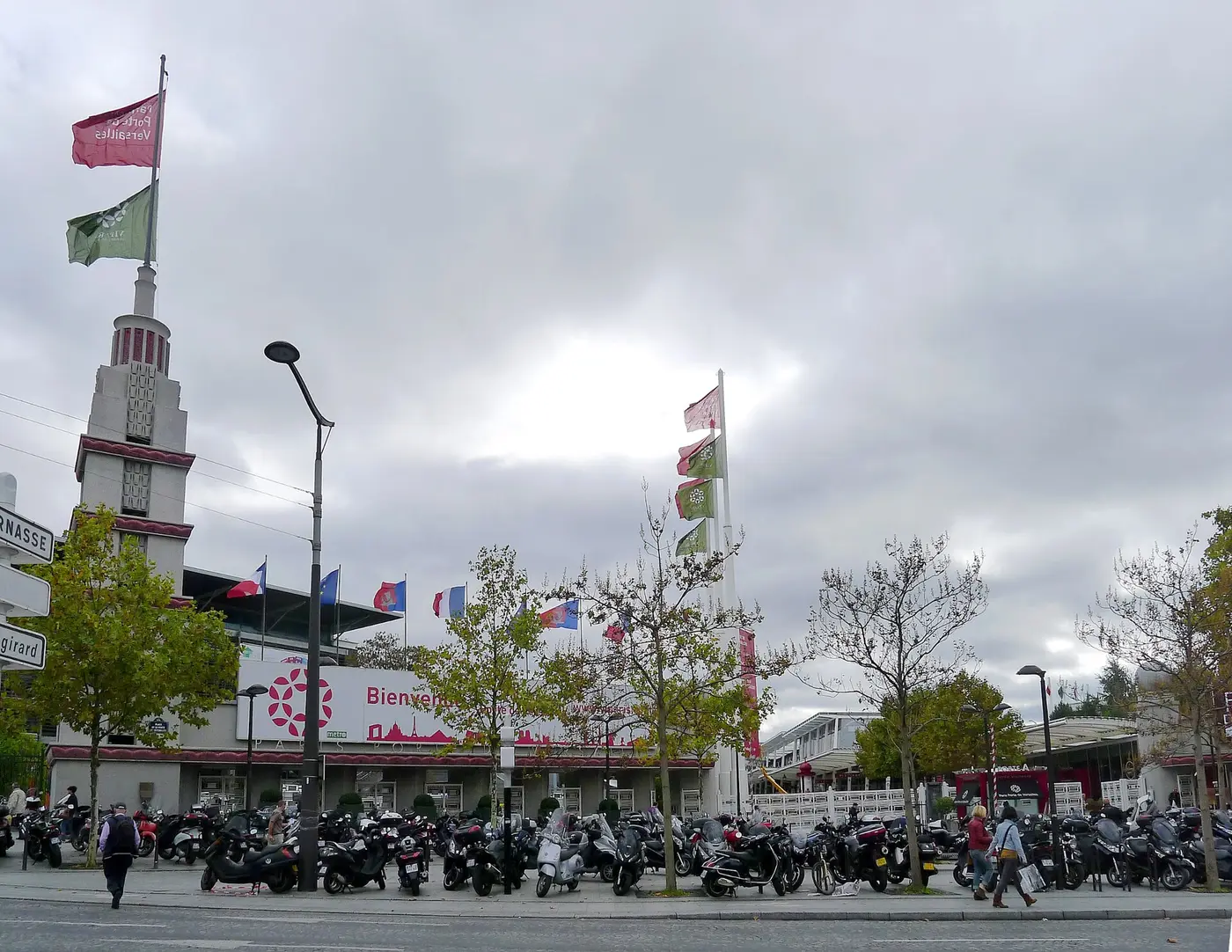 Entrée du Parc des expositions Porte de Versailles avec les tours Art Déco et les drapeaux nationaux.
