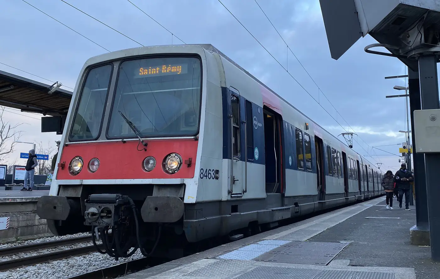 Rame du RER B à quai en gare de La Courneuve-Aubervilliers, sur la ligne vers l'aéroport Charles de Gaulle.