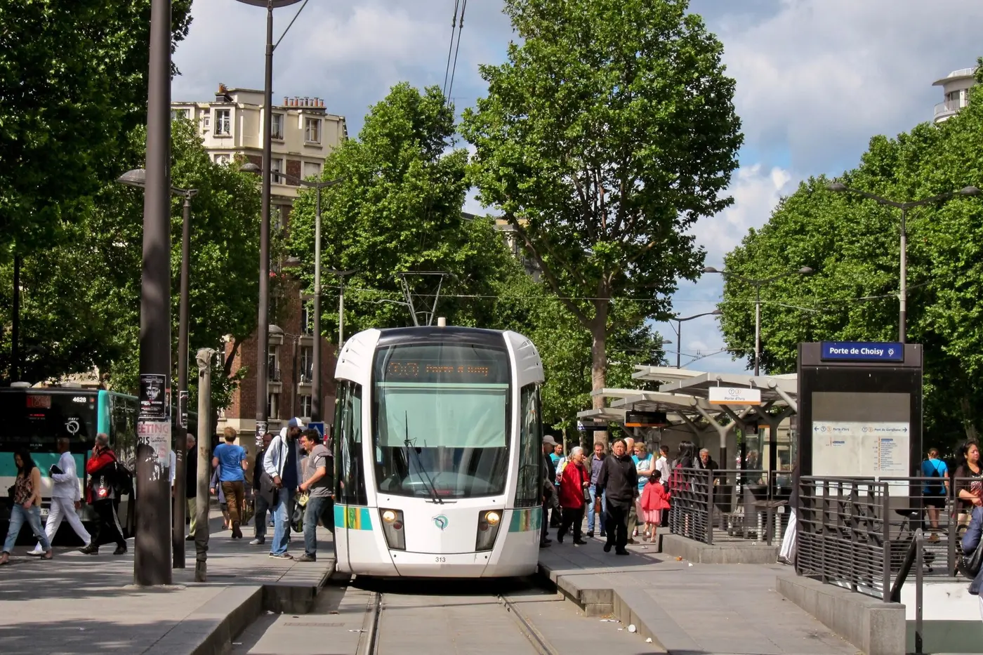 Tramway T3a à l'arrêt Porte de Choisy sur le boulevard des Maréchaux à Paris, avec le panneau de la station visible.
