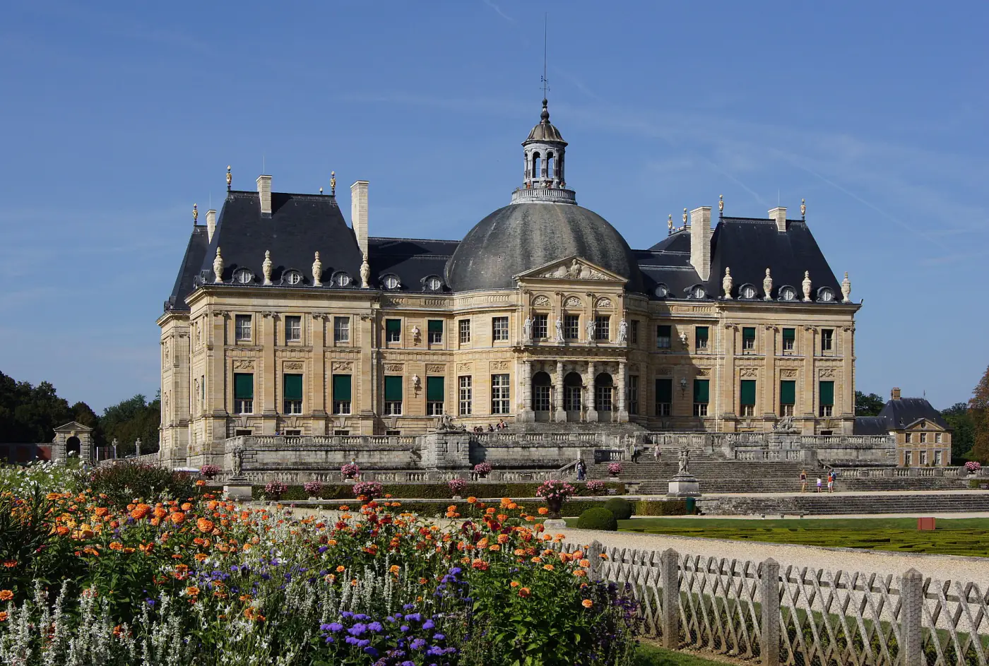 La façade sud du château de Vaux-le-Vicomte et son dôme, vus depuis les jardins fleuris