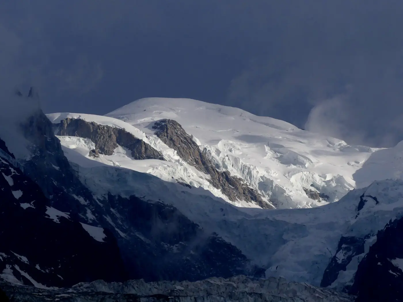 Le Dôme du Goûter, dans le massif du Mont-Blanc, vu depuis Chamonix en soirée