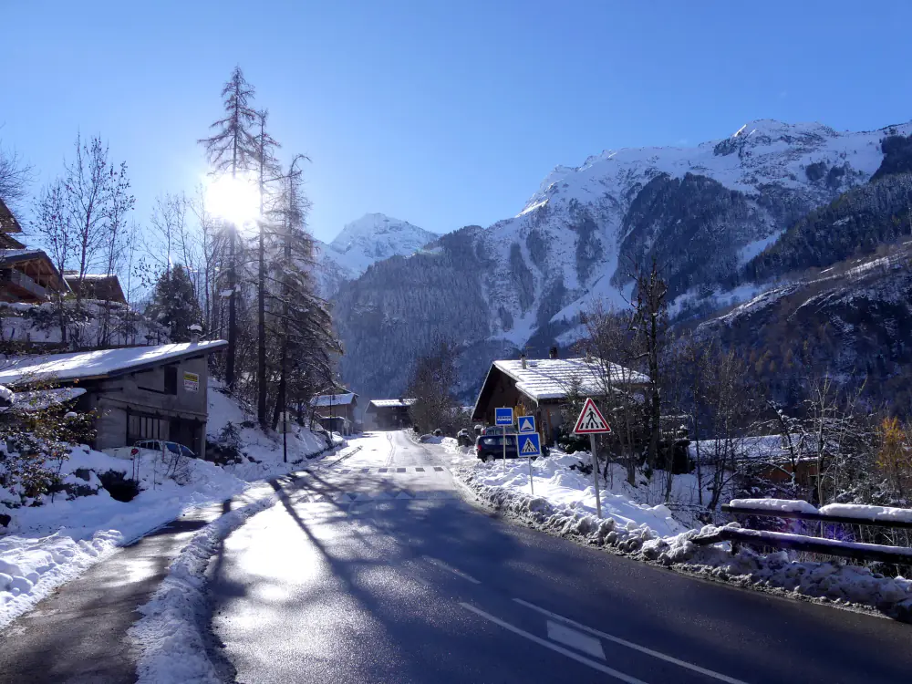 La route enneigée vers Val d'Isère à Sainte-Foy-Tarentaise, sous les sommets