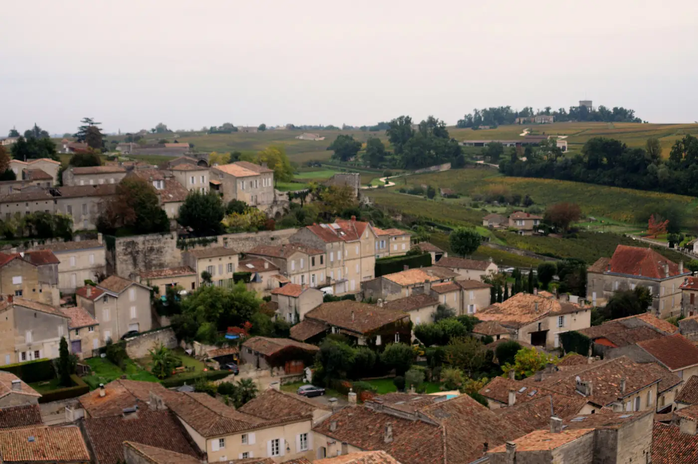 Les toits de Saint-Émilion et les vignes qui entourent le village