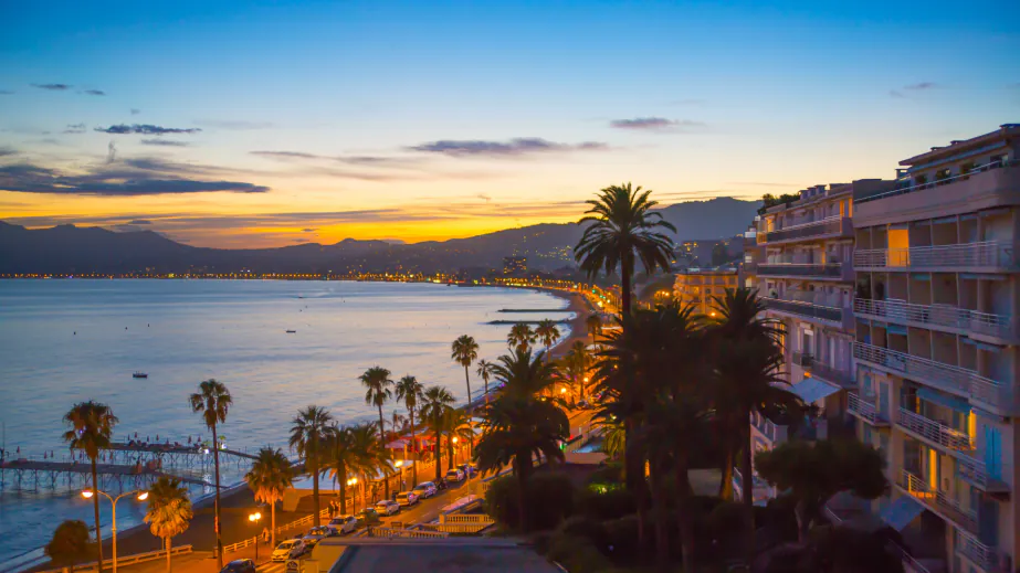 La Croisette et la baie de Cannes au coucher du soleil