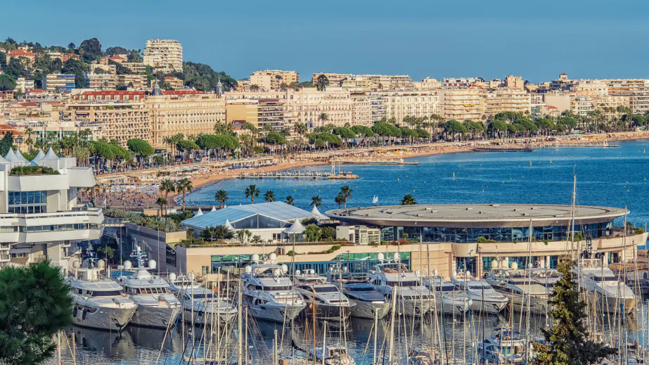 Le port de Cannes, le Palais des Festivals et la Croisette