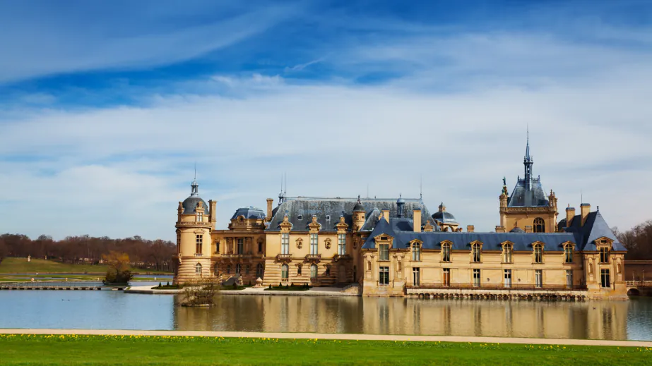 Le château de Chantilly qui se reflète dans son plan d'eau