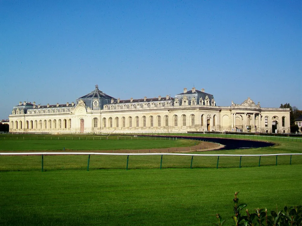 Les Grandes Écuries du château de Chantilly, face à la piste