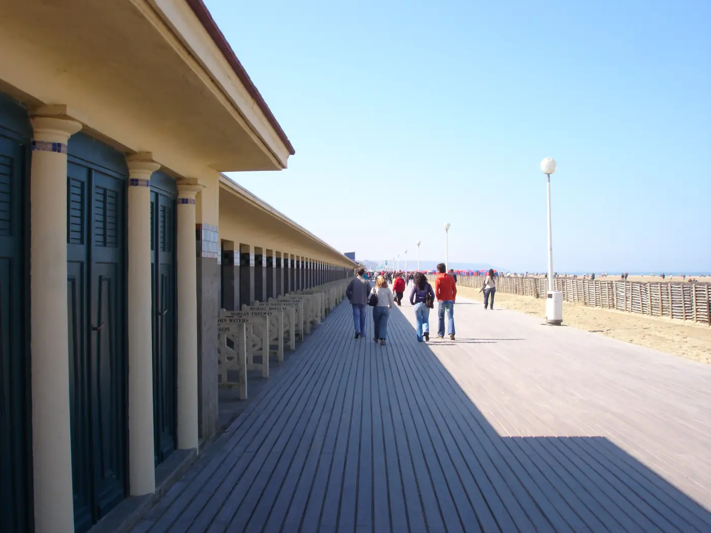 Les Planches de Deauville, le long des cabines de plage, face à la mer