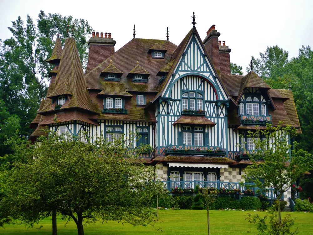 La villa Strassburger, villa normande à colombages de Deauville, au milieu de son parc