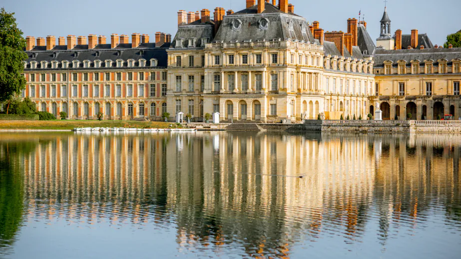 Le château de Fontainebleau qui se reflète dans l'étang des Carpes