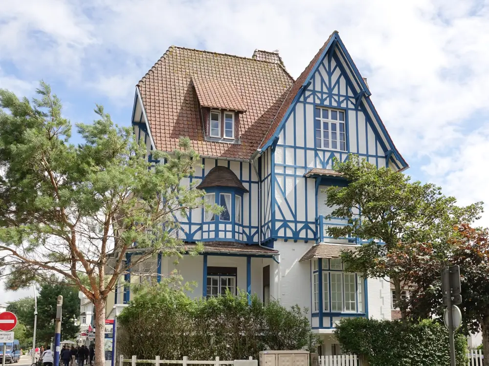 Une villa balnéaire à colombages bleus entre les pins, au Touquet-Paris-Plage