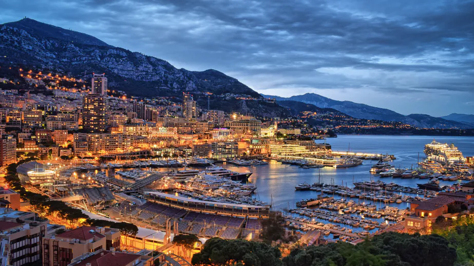 Le port Hercule et Monaco au crépuscule, avec la côte en arrière-plan