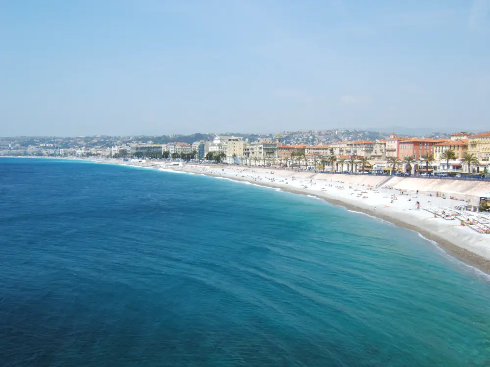 La plage de Nice et la baie des Anges, vues depuis le quai Rauba-Capeu