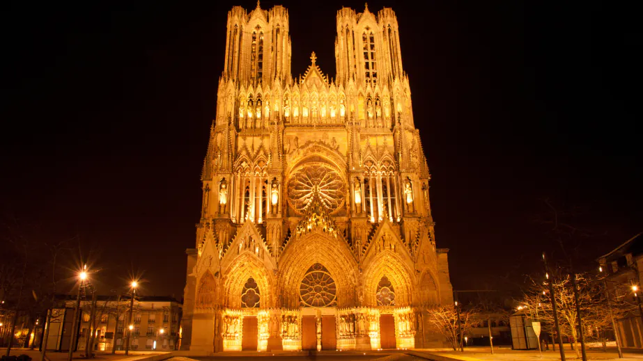 La cathédrale Notre-Dame de Reims illuminée la nuit